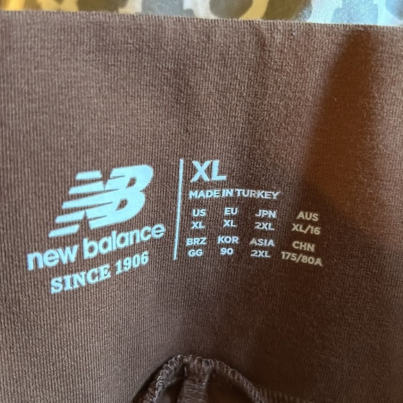 NEW BALANCE COOKIE LEGGING SHORTS IN BEIGE AND BROWN! - Picture 5 of 5